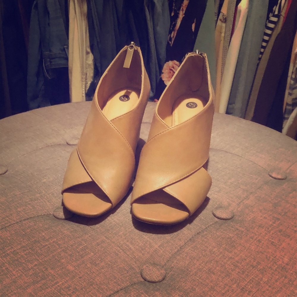 City pumps in camel.